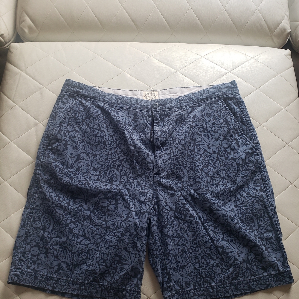 St. John's Bay Navy Floral Men's Shorts Size 40